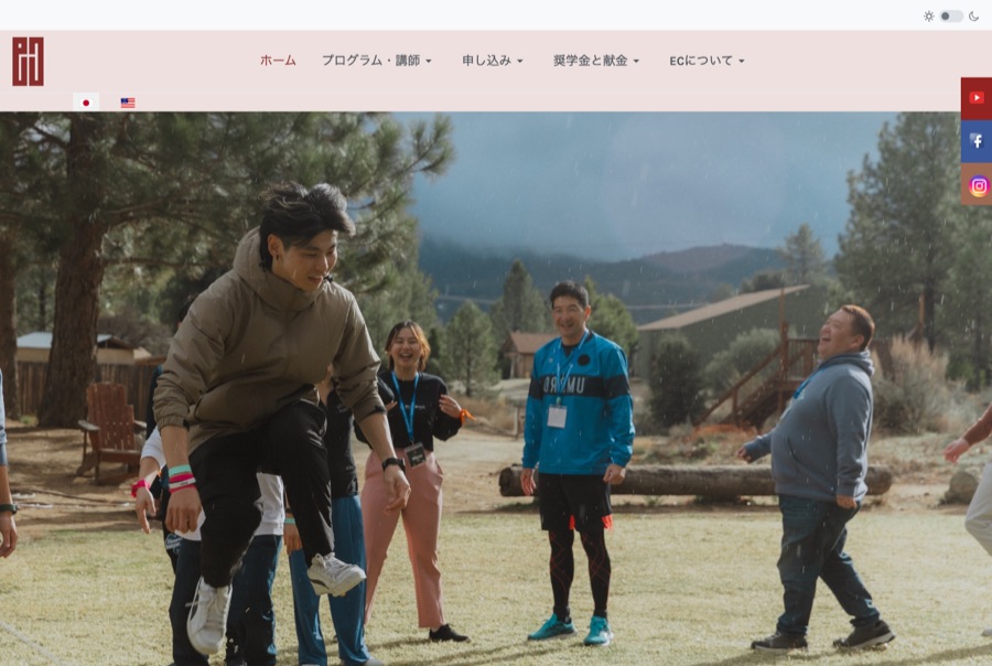 The live Joomla equipper.org home page in Japanese: a full-bleed photograph of conference attendees outdoors, with a dense navigation bar above it and floating social media buttons down the right edge.
